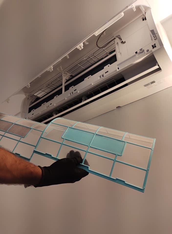 Filtro de ar condicionado sujo mostrando necessidade de manutenção preventiva em Angra dos Reis