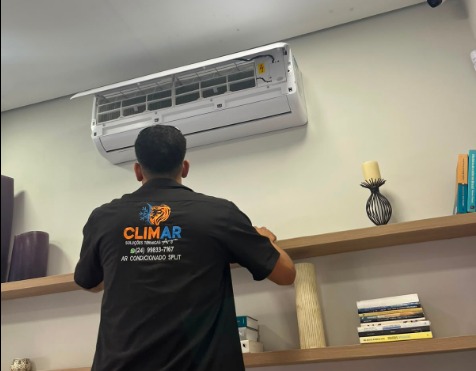 Técnico Climar Angra realizando higienização profissional de ar condicionado em Angra dos Reis